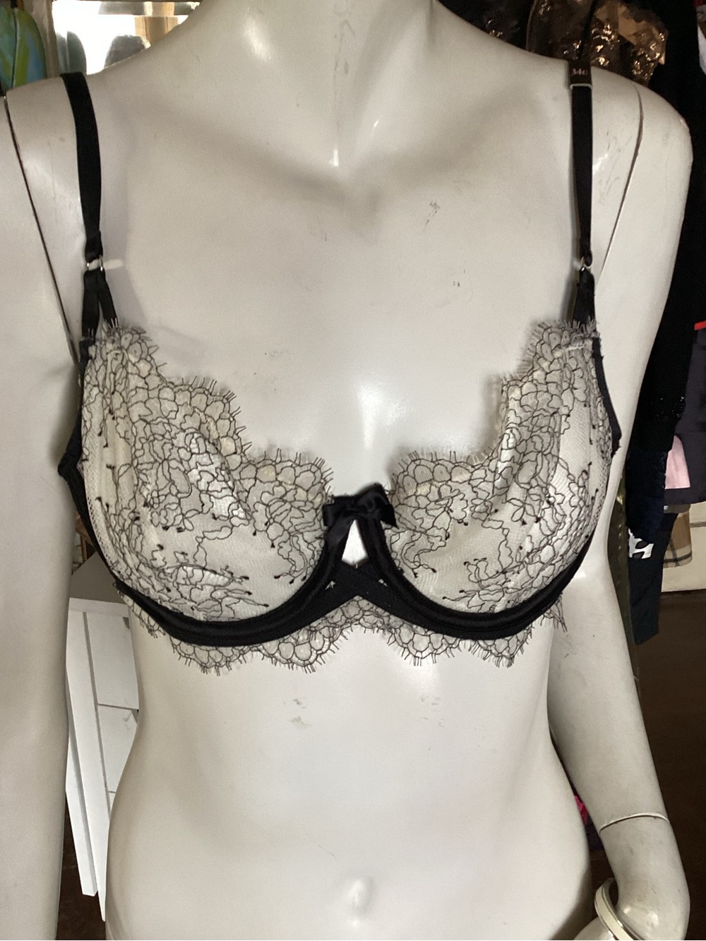 NWT Victoria’s Secret Lace Black and white Bra 34C